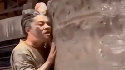 Sanatçının yüzünü sürterek şekil verdiği çamur 8.2 milyon dolara satıldı