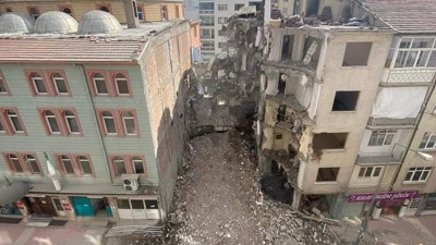 Hasarlı binanın yıkımı sağlam camiye zarar verdi