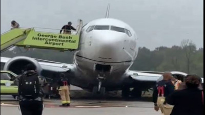 Amerikan uçağı pisten çıktı çim zemine daldı