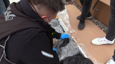 Uyuşturucuları mobilya eşyaları arasına sakladılar