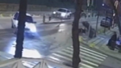 Otomobile çarpan motosikletteki 2 kişi yaralandı