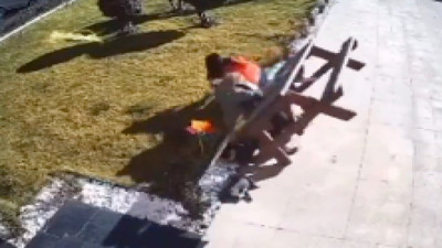 Arkadaşlarıyla yemek yiyerek eğlenmek isterken yaşadıkları kazaya gülerek eğlendiler