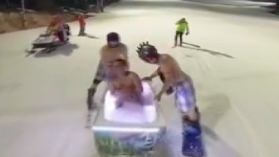 Vatandaşlardan ilginç kayak deneyimi: İçi sıcak su dolu küvette kayak!