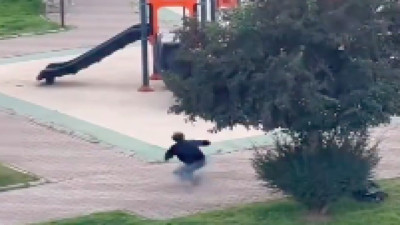 İzmir'de parkta kendi kendine boşluğa doğru karate hareketleri yapan genç gündem oldu