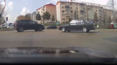 Işıklarda drift attı Sürücülerin zor anları kamerada