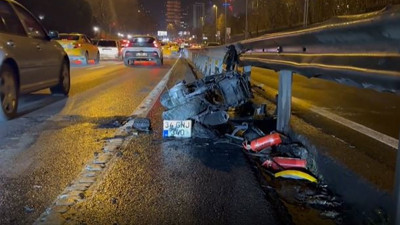 Taksi ile çarpışan motosiklet yandı: 2 yaralı