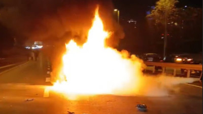 Taksiyle çarpışan motosiklet alev alev yandı: 2 yaralı