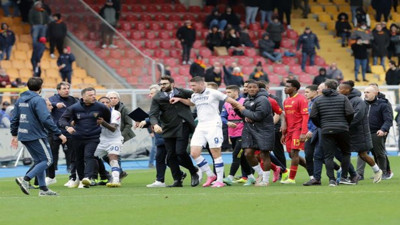 Rakip takımın golcüsüne kafa atan teknik direktör kovuldu