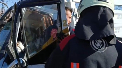 Malatya'da kamyonet ile otomobil çarpıştı: 3 yaralı