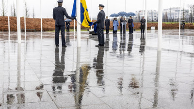 İsveç bayrağı NATO karargahında göndere çekildi