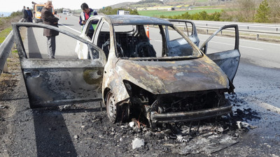 Seyir halinde yanan otomobil küle döndü