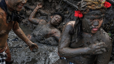 Çamur banyosu geleneği 60 yıl sonra yeniden gerçekleştirildi