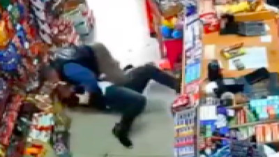 Sigarayı kredi kartıyla almak isteyen kişi ek para isteyen esnafa saldırdı