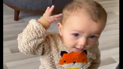 Kafasını masaya vurarak annesinden öpücük almaya çalışan bebek izleyenleri güldürdü