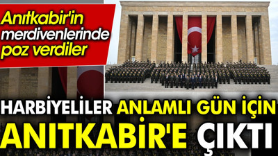 Harbiyeliler anlamlı gün için Anıtkabir'e çıktı. Anıtkabir'in merdivenlerinde poz verdiler