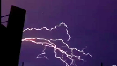 Antalya'da geceyi aydınlatan şimşekler sosyal medyada gündem oldu