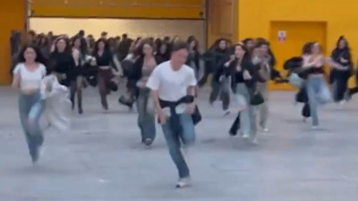 Teoman’ın konserini en önde izlemek isteyenler birbirleriyle yarıştı. Yazık bu gençlere