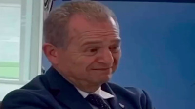 Lüks marca aracın boya dayanıklılığını göstermeye çalışırken neredeyse müdürün yüreğine indirecekti