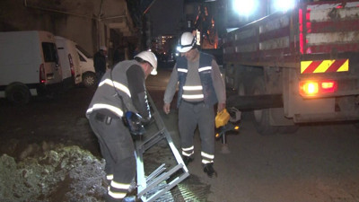 Kontrolden çıkan kamyonet elektrik direklerine çarpıp kaçtı