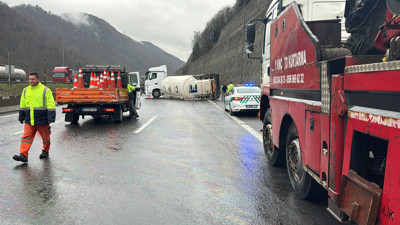 Anadolu Otoyolu'nda tır devrildi, ulaşım durdu