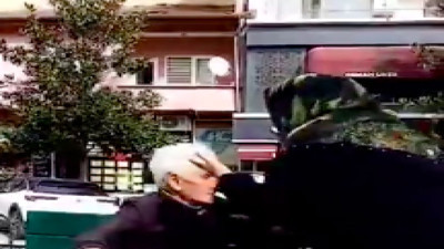 Eşini yeni kaybeden kadın kendisini taciz eden adamı yerden yere vurdu