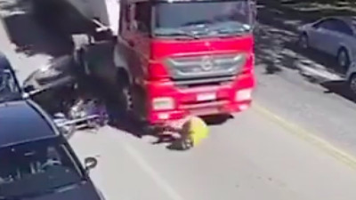 Aynasını kontrol etmeden kapısını açan şoför motorcuyu tırın altına itti facianın eşiğinden dönüldü