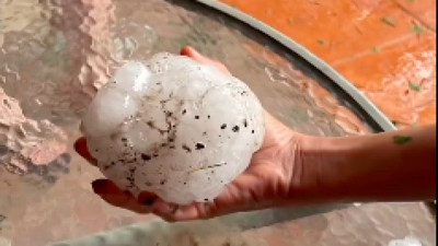 Kavun büyüklüğünde yağan dolu görenleri hayrete düşürdü