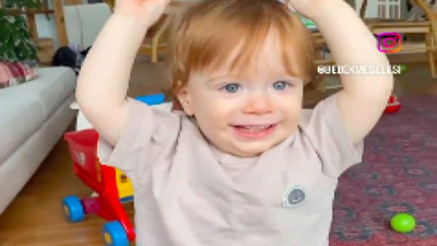 Fenerbahçe marşını duyunca elinde ne varsa bırakıp dans etmeye başlayan minik izleyenleri güldürdü