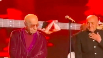 MFÖ'nün Özkan Uğur'un vefatından sonra ilk konserinde boğazlar düğümlendi