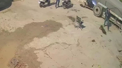 Komşu iş yerinin köpeğine hortum, sandalye ve kürekle saldırdı. O anlar kamerada