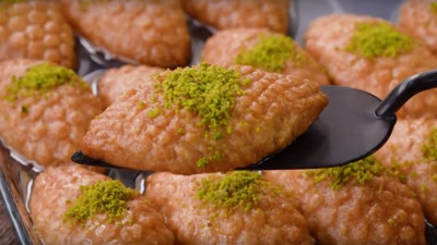 Lezzetiyle gönüllere taht kuran kalburabastı tarifi. İftar ve bayram sofralarına yakışıyor