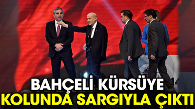 Bahçeli kürsüye kolunda sargıyla çıktı