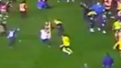 Elindeki yabancı cisimle sahada Fenerbahçeli futbolculara saldırdı