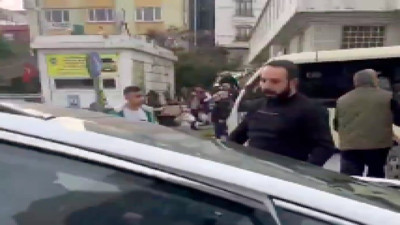 Minibüs şoförü yol verme tartışmasında arabada çocuk olan aileye beyzbol sopasıyla saldırdı