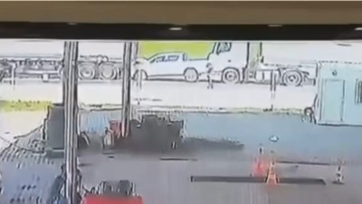 Otomobil, iki tırın arasında kaldı