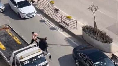 Trafikte sopalarla birbirlerine girdiler