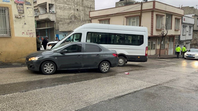 İşçi servisi ile otomobil çarpıştı: 3 yaralı