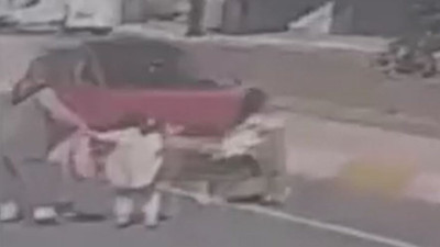 Küçük kıza araç çarptı. Yavrucak metrelerce havalandı