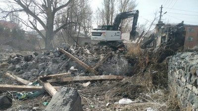 Metruk binaların yıkımı devam ediyor