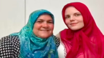 Ardahan'a Rus gelin: Jessica'nın el öpüp başını örttüğü görüntüler viral oldu