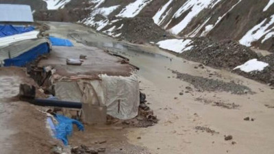 Ahırlar sular altında kaldı