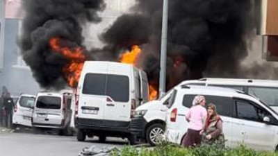 Kaputu açtı araç alevler içinde kaldı