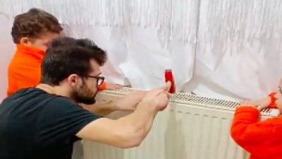 Oğullarıyla tamir videosu çekmek isterken neredeyse hastanelik olacaktı