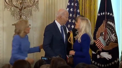 Joe Biden karısını karıştırıp öpmeye kalktı