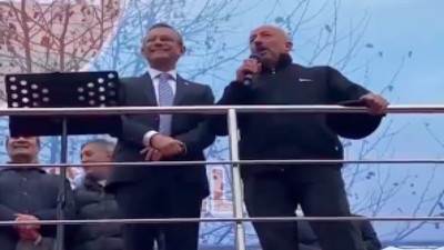 Özgür Özel Trabzon'da mikrofonu vatandaşa bıraktı: 'Sokağa çıkamaz olduk, bir çay 10 lira, bir simit 10 lira!