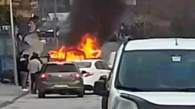 İstanbul'da içinde müşteri bulunan taksi alev alev yandı