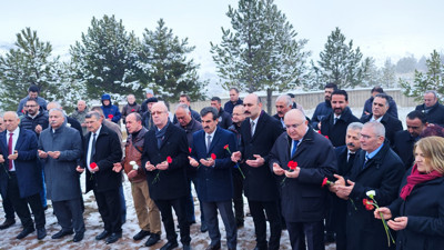 Aşık Veysel ölümünün yıl dönümünde mezarı başında anıldı