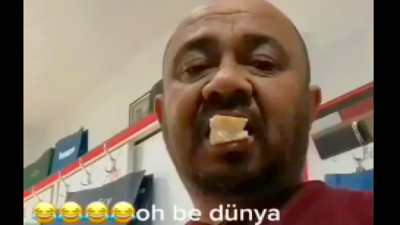 Ağzında lokmayla ezanı bekleyip ezan okunduğu gibi lokmasını çiğnemeden yutup sigara yakan adam güldürdü