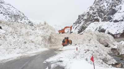 10 ayrı bölgeye çığ düştü. Yol açma çalışmaları sürüyor