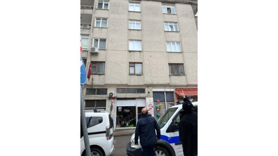 Binadan kopan sıvalar vatandaşı korkuttu